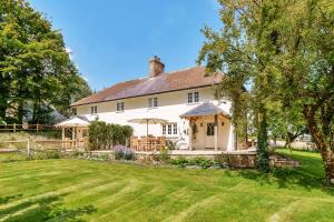 una grande casa bianca con cortile di Cosy Cottage a Dorchester
