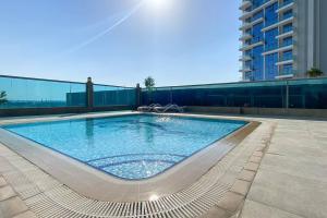 Bazén v ubytování Luxury StayCation - Elegant 1BR Apartment in the Heart of Dubai nebo v jeho okolí