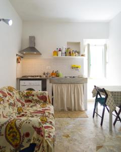 een woonkamer met een bank en een keuken bij Appartamenti Dietro L'Angolo in Portoferraio