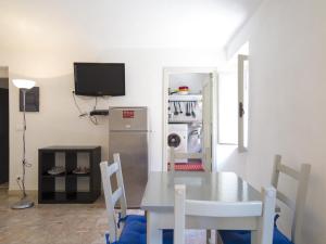 een eetkamer met een tafel en een koelkast bij Appartamenti Dietro L'Angolo in Portoferraio