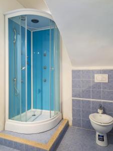 a bathroom with a shower and a toilet at Appartamenti Dietro L'Angolo in Portoferraio