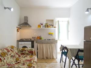 a living room with a couch and a kitchen at Appartamenti Dietro L'Angolo in Portoferraio