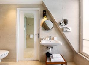 un baño con lavabo y espejo en Hotel La Manufacture, en París
