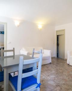 a living room with a table and a bed at Appartamenti Dietro L'Angolo in Portoferraio
