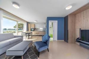 Μια τηλεόραση ή/και κέντρο ψυχαγωγίας στο Garden Palace Superior Studio Sea View I