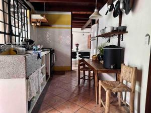 a kitchen with a table and chairs in a room at Casa Cantera in Teziutlán