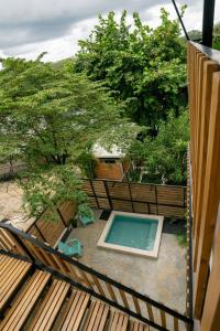 een balkon met uitzicht op een zwembad bij Casa MONO in Santa Teresa Beach