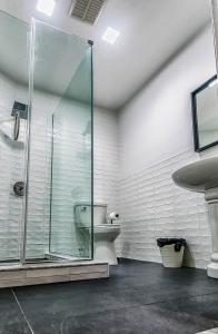 Bilik mandi di NY Moore Hostel
