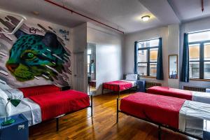 Postel nebo postele na pokoji v ubytování NY Moore Hostel