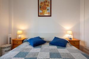 A bed or beds in a room at APARTAMENTO EL PALMERAL LOS NIETOS CERCA DE LA MANGA Még 16 kép