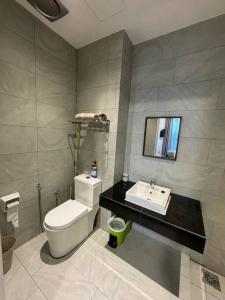 ein Bad mit einem WC und einem Waschbecken in der Unterkunft Cozy Sky Trees Bukit Indah Netflix and Amenities B06 in Johor Bahru