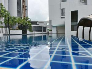 Blick auf den Pool in einem Gebäude in der Unterkunft Cozy Sky Trees Bukit Indah Netflix and Amenities B06 in Johor Bahru