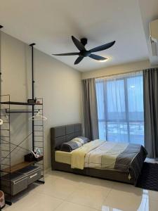 Schlafzimmer mit einem Bett und einem Deckenventilator in der Unterkunft Cozy Sky Trees Bukit Indah Netflix and Amenities B06 in Johor Bahru