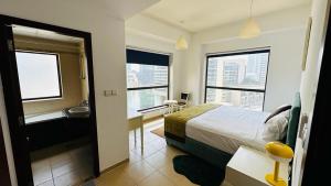 - une chambre avec un lit et une salle de bains pourvue d'un lavabo dans l'établissement The Sand Castle - Bahar 6, The Walk at JBR, Near JBR Tram Station, à Dubaï