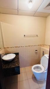 La salle de bains est pourvue de toilettes et d'un lavabo. dans l'établissement The Sand Castle - Bahar 6, The Walk at JBR, Near JBR Tram Station, à Dubaï