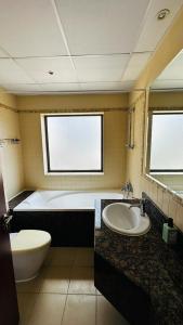 La salle de bains est pourvue d'une baignoire, de toilettes et d'un lavabo. dans l'établissement The Sand Castle - Bahar 6, The Walk at JBR, Near JBR Tram Station, à Dubaï
