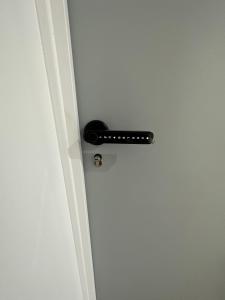 drzwi z czarnym klamką na białych drzwiach w obiekcie Résidence République w mieście Dijon