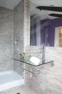 y baño con lavabo de cristal y bañera. en Cómodo Ático en Tirso de molina Madrid, en Madrid