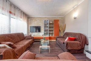 ein Wohnzimmer mit 2 Sofas und einem TV in der Unterkunft Villa Marijana, rural,private pool,playground in Gorica