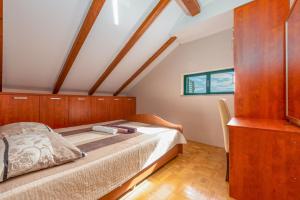 Schlafzimmer mit einem Bett und Holzschränken in der Unterkunft Villa Marijana, rural,private pool,playground in Gorica