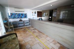 une salle d'attente avec comptoir dans un hôpital dans l'établissement Pousada Caravelas de Pinzón, à Cabo de Santo Agostinho