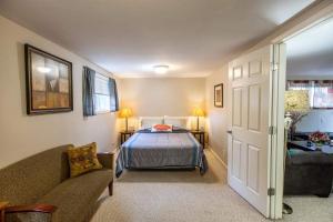 una camera con letto e divano di Emerald City Studio Suite a Eugene