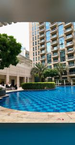 Bazén v ubytování Standpoint Tower Apartment opposite Burj Khalifa nebo v jeho okolí