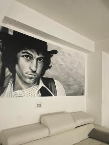 een zwart-witte foto van een man aan een muur bij Sei ottavi in Gioiosa Marea