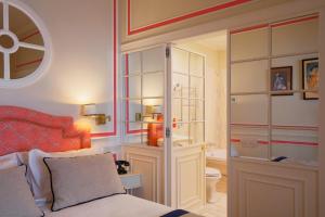 une chambre avec un lit et une salle de bain avec WC dans l'établissement Grande Hotel do Porto, à Porto