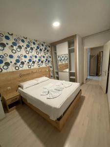 um quarto com uma cama e uma parede com um quadro em Garden park Suit em Beylikduzu