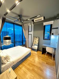 吉隆坡的住宿－Grand Residence Suite At Opus Kuala Lumpur，卧室配有一张床、一张书桌和窗户。