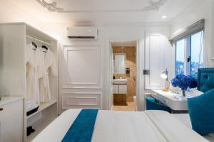 - une chambre avec un lit et une salle de bains pourvue d'un lavabo dans l'établissement Diamond Hotel Sapa, à Sa Pa