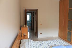 1 dormitorio con 1 cama y pasillo en Monnalisa Home en Roma