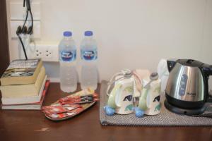 stolik z 2 butelkami wody i czajnik do herbaty w obiekcie Plawan lipe Bungalows w mieście Ko Lipe
