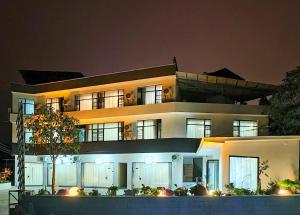 een groot huis 's nachts met lichten aan bij Airport Dream B&B - Tianfu International Airport Branch in Jianyang