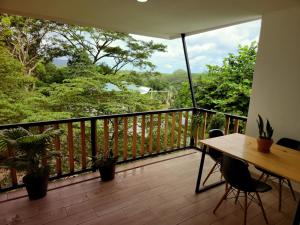 Un balcón con mesa y sillas y una vista en Casa CIELO, en Santa Teresa Beach