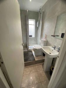 łazienka z umywalką i toaletą w obiekcie Lovely 2 bed flat in SOHO! w Londynie