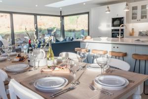 Nhà bếp/bếp nhỏ tại Oak Cottage - Seasgair Lodges