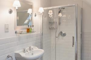 Phòng tắm tại Oak Cottage - Seasgair Lodges +8 ảnh