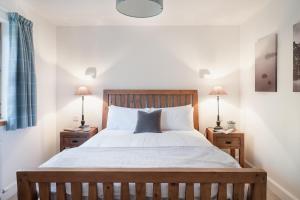 Giường trong phòng chung tại Oak Cottage - Seasgair Lodges