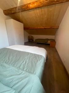 a room with two beds in a room with a ceiling at Appartement Chalet Petzu - 6 Pers - Parking - Ski au pied in Levassaix