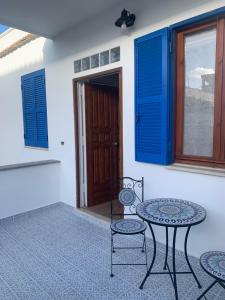 a patio with a table and chairs and a door at La Casetta sul mare - Alloggio turistico in Fiumicino