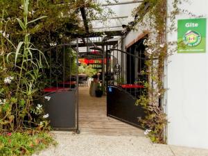 an open door of a flower shop with plants at Hébergement Insolite Picasso in Lanester