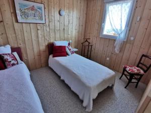 1 Schlafzimmer mit 2 Betten und einem Fenster in der Unterkunft Le Pigeonnier de Bouheben in Verlus