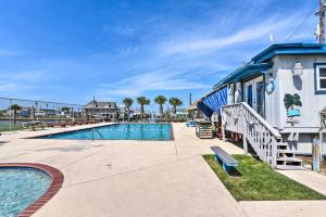 Majoituspaikassa Family-Friendly Galveston Home Walk to Beach! tai sen lähellä sijaitseva uima-allas