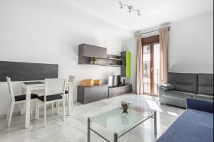 sala de estar con mesa y sofá en Apartamento Moderno Con Wifi Gratis, en Sevilla