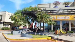 ein Restaurant mit einem Tisch und Stühlen vor einem Gebäude in der Unterkunft Habitación dentro de una casa en un condominio tipo Resort in Santa Cruz de la Sierra