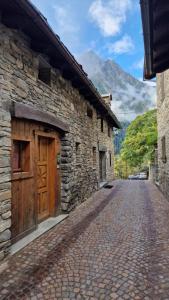 a stone building with a wooden door on a street at Coeur Blanc in Verrand