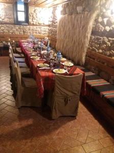 una mesa larga con platos de comida. en Хотел Свети Никола en Melnik
