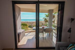 balkon ze stołem i widokiem na ocean w obiekcie 31 Luxury Beautiful Holiday w mieście La Mata